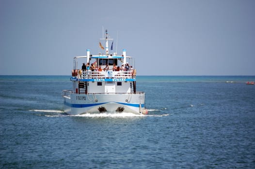 turistas en un barco