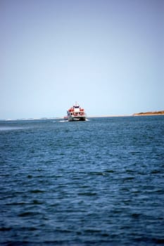 barco en la desembocadura del rio