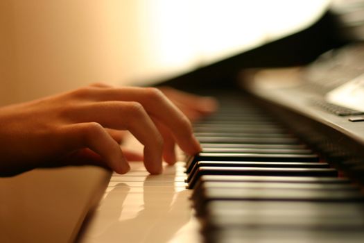 hands of piano player