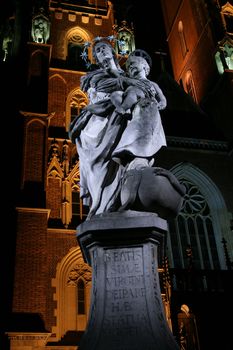 Saint Marie and Jesus child, cathedral in the background