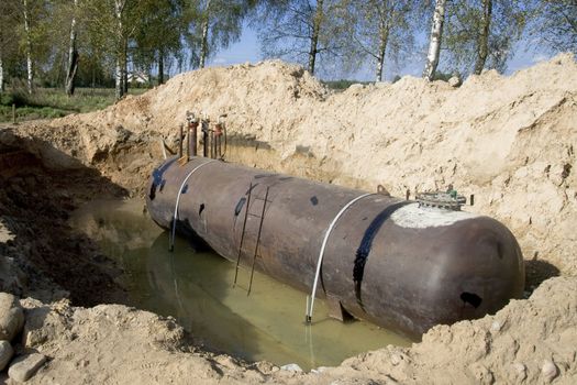 On a building site is going to place under the ground the tank for fuel