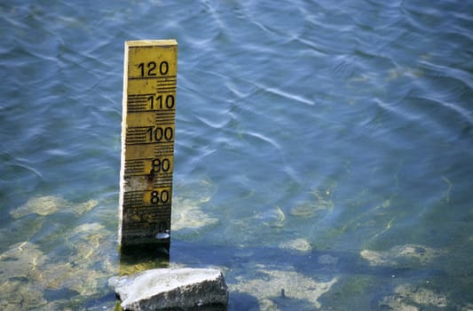 Measuring the very low water levels of the camargue, France.