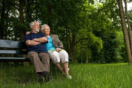 Outside portrait of an elderly couple on a bench