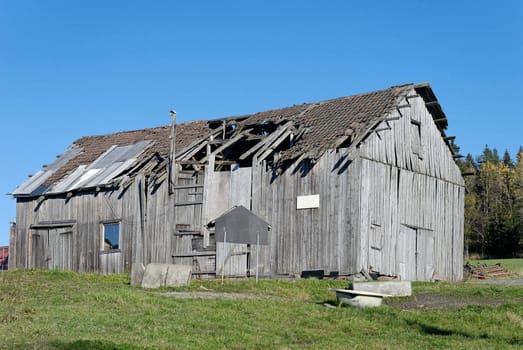 An old amandoned barn in rural Norway
