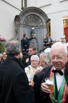 BRUSSELS - OCTOBER 3: Manneken Pis dressed in uniform of Fanfare Royale de Moulbaix-Ligne and urinating beer, Brussels, Belgium October 3, 2009