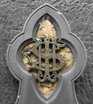 Monument in graveyard that looks similar to a US dollar sign