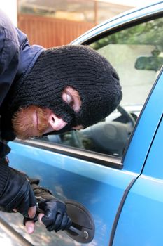 burglar wearing a mask (balaclava), car burglary