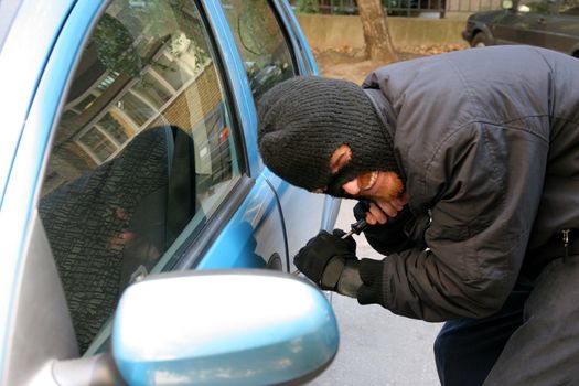 burglar wearing a mask (balaclava), car burglary