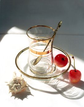Mussel, cherry and turkish glass with saucer and spoon
