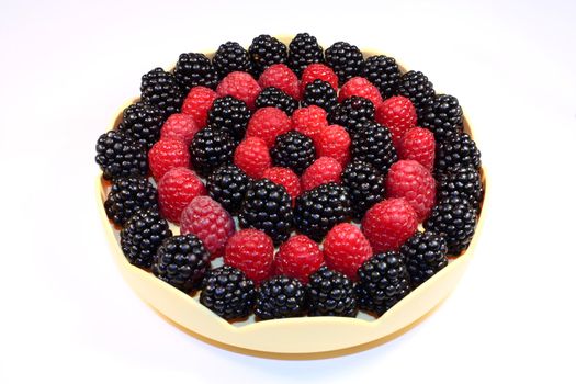 Fresh raspberries and blackberries, ordered in a circle