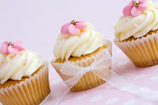 Cupcakes decorated with pink sugar flowers