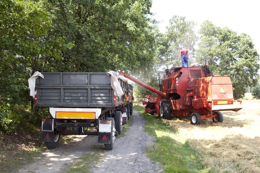 Transshipment of grain from the harvester for tractor trailer