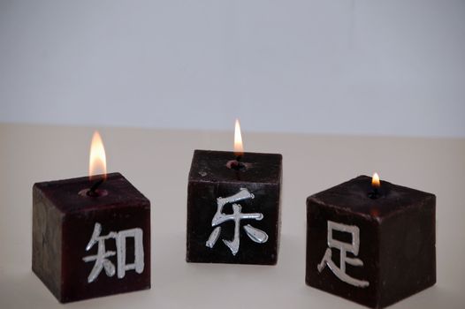 tres velas chinas encendidas