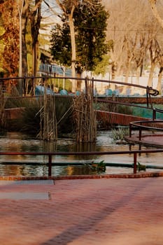 puente con una fuente en el parque