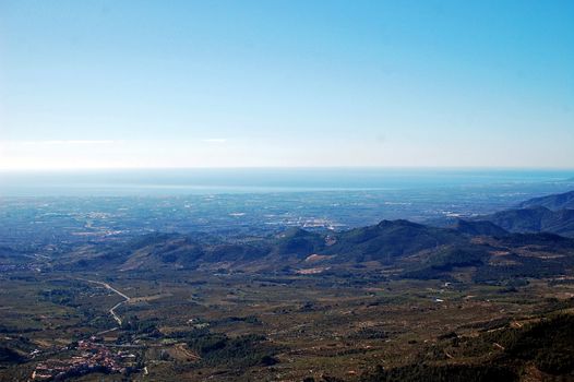 vistas dede un pueblo de tarragona con el delta del ebbro al fondo