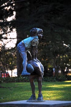 escultura de niños saltando al potro