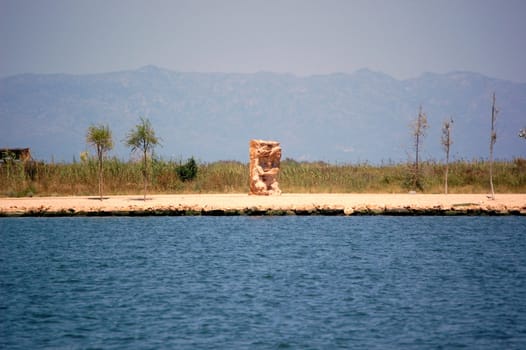 monolito a orillas del rio ebro