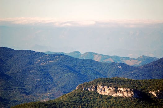 paisaje de montañas con nubes al fondo