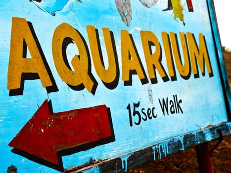 A sign showing the way to the aquarium