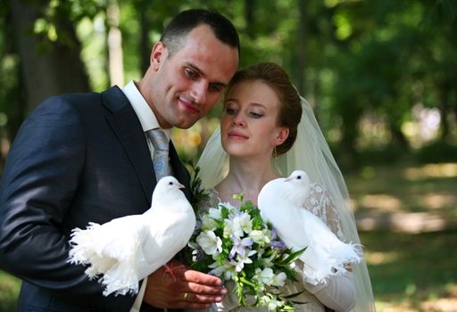 The groom and the bride with white pigeons