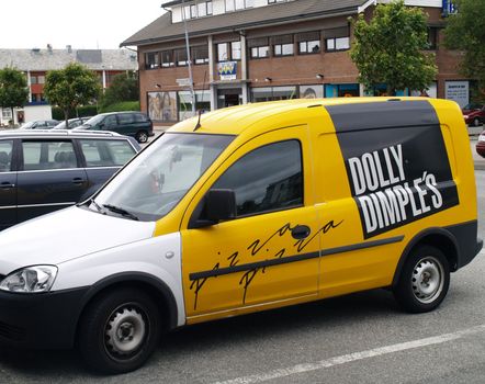 car with dolly dimples logo