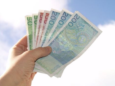 hand holding norwegian bills