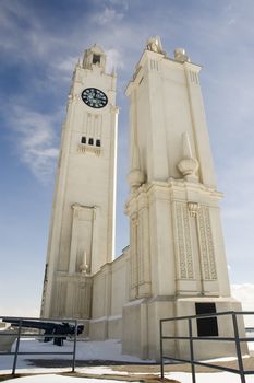 A clock tower by a beautifull sunny day