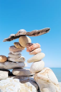 Wooden piece in the center of the bending of the arc of stones