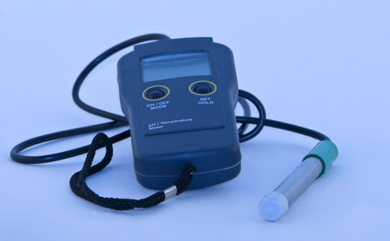 A device for measuring the pH and temperature.