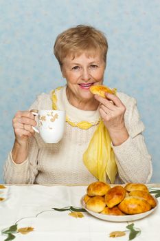 Happy senior woman with pie and cup