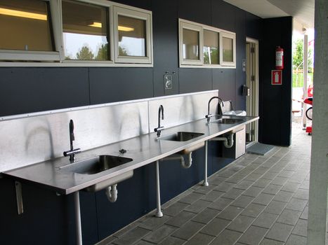 Public drinking, washing and cleaning facility in a camping site
