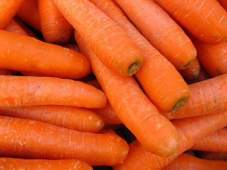 a bunch of carrots at the market