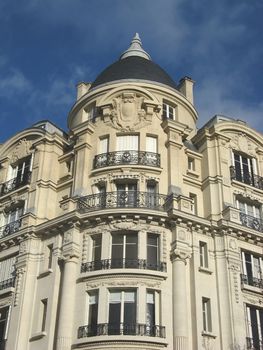 image of an ancien parisian building on grand boulevards