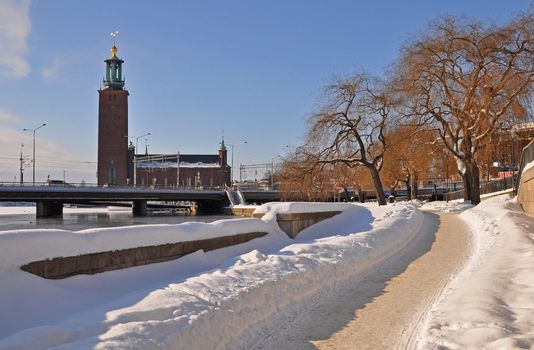 A sunny winderday in Stockholm with the city hall in the background.