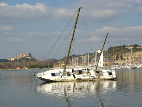 a beached wreck sailboat in Saint-Chamas harbor