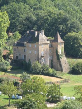 an image of a manor house in the Dordogne back-country in France