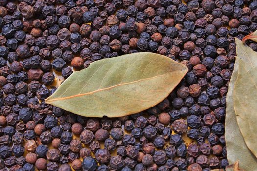 Close up of the laurel leaf and black pepper.