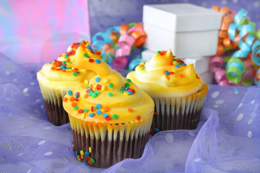 Cupcakes with bright colors and party surroundings.