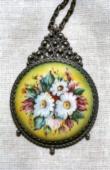 Metal adornment of porcelain enamel