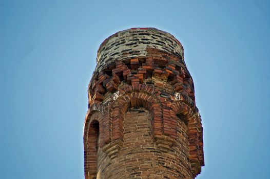 primer plano de una cabeza de chimenea hacha de ladrillos