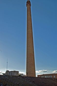 chimena antgua hecha de ladrillos en una fabrica en la ciudad