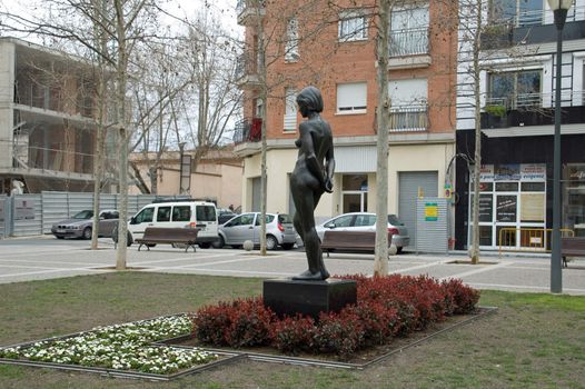 estatua de mujer desnuda en un parque