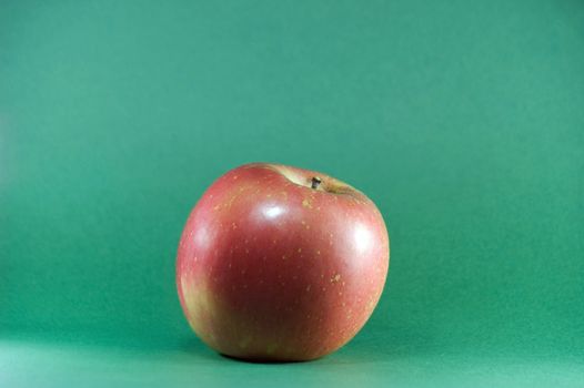 primer plano de una manzana aislada en fondo verde