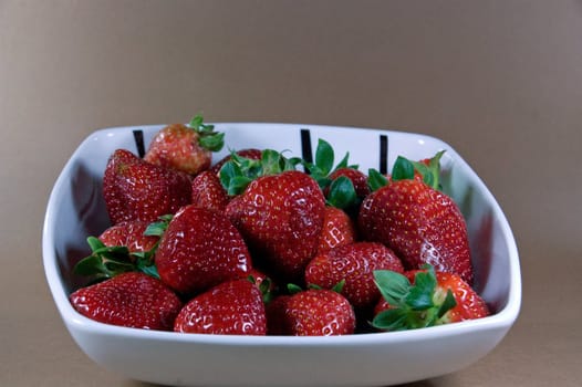 primer plano de un plato lleno de fresas