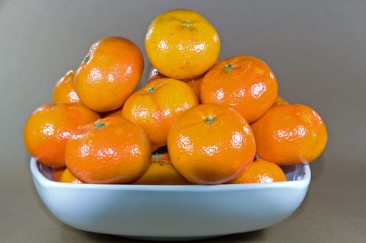 primer plano de un plato lleno de mandarinas 