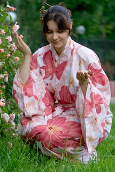 Girl in a pink yukata near floferbad

