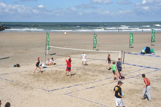 SCHEVENINGEN, HOLLAND - AUGUST 30, 2008: Players at the Dutch championship beach volleybal in Scheveningen on August 30, 2008