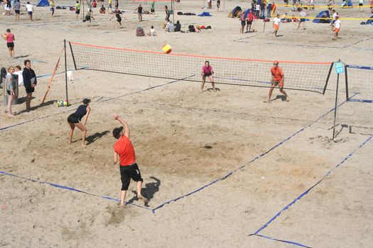 SCHEVENINGEN, HOLLAND - AUGUST 30, 2008: Players at the Dutch championship beach volleybal in Scheveningen on August 30, 2008