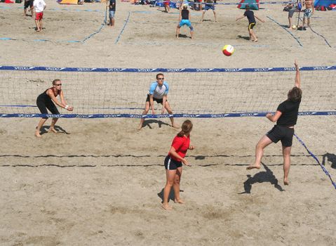 SCHEVENINGEN, HOLLAND - AUGUST 30, 2008: Players at the Dutch championship beach volleybal in Scheveningen on August 30, 2008