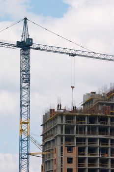 lifting crane building the skyscraper house